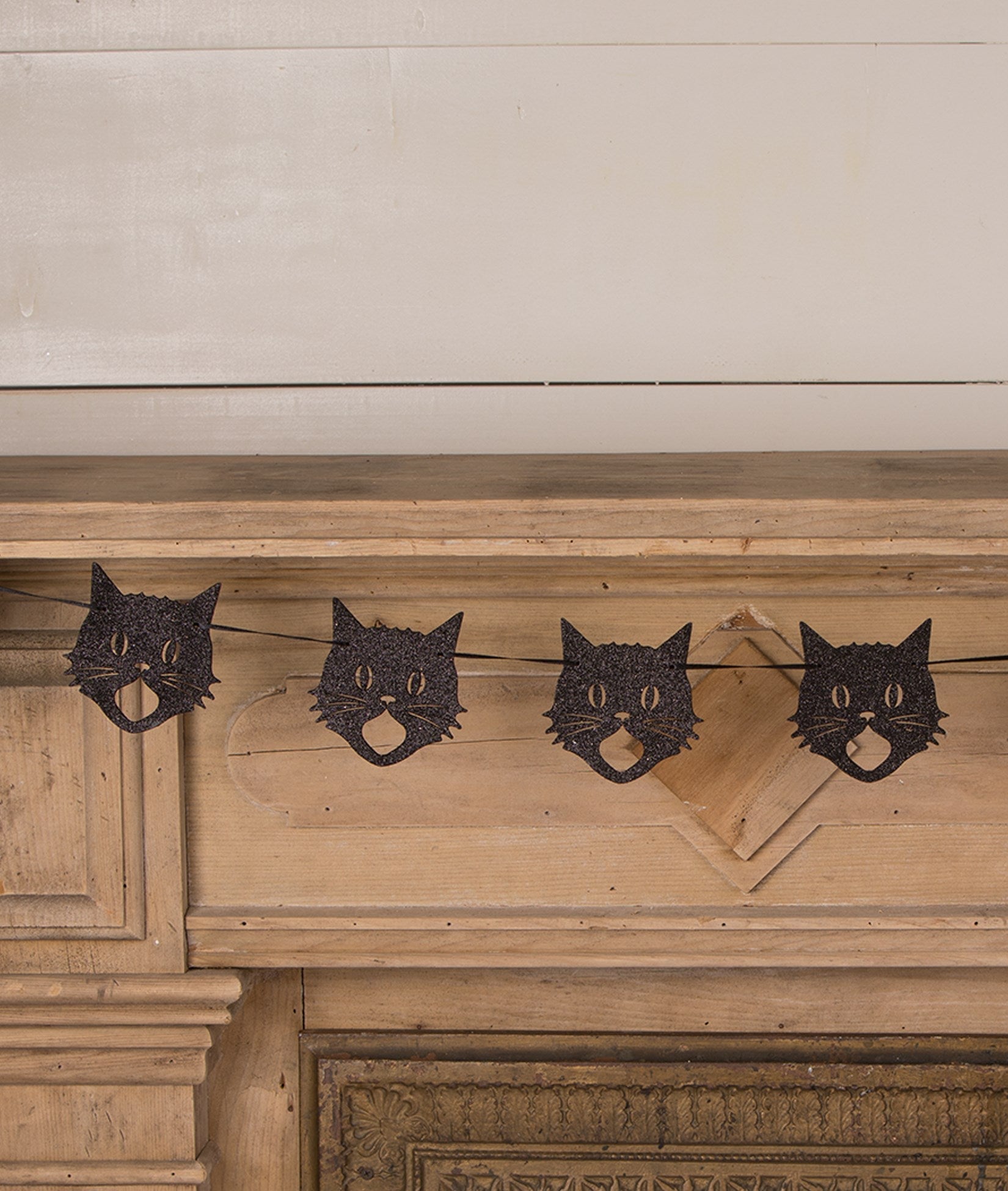 "Scaredy Cat Silhouette Garland, Glittered"